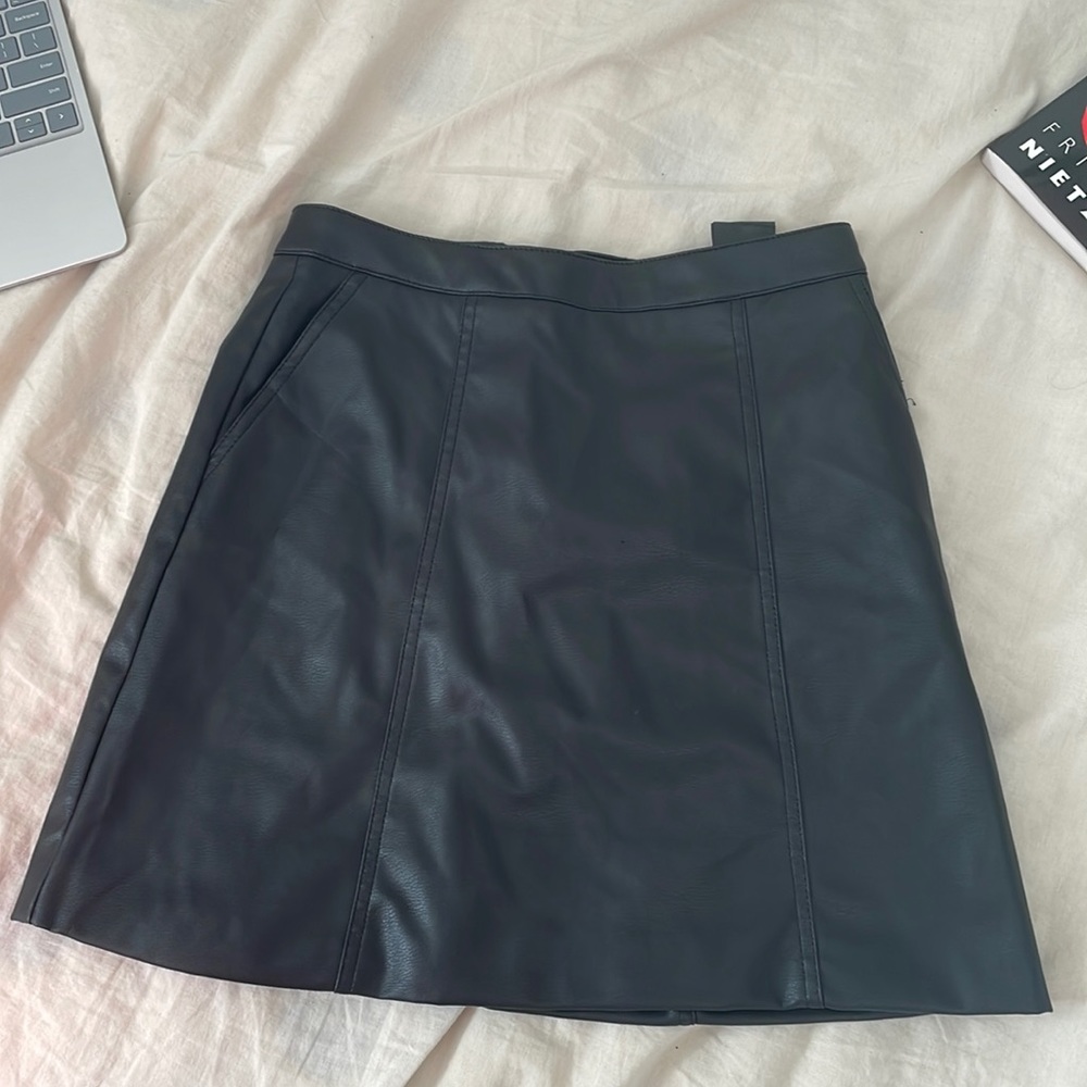 Super cute y2k rock 90s leather mini skirt